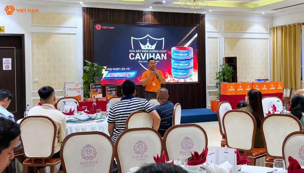 Anh Nguyễn Thế Tài chia sẻ về giải pháp dây điện siêu chống cháy CAVIHAN tại chuỗi workshop Việt Hàn ở Nghệ An.