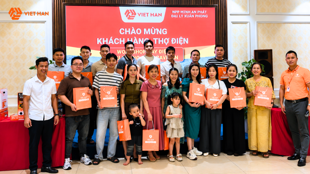 Khách hàng và thợ điện chụp ảnh lưu niệm tại Workshop giới thiệu dây điện siêu chống cháy CAVIHAN do Công ty Việt Hàn tổ chức.
