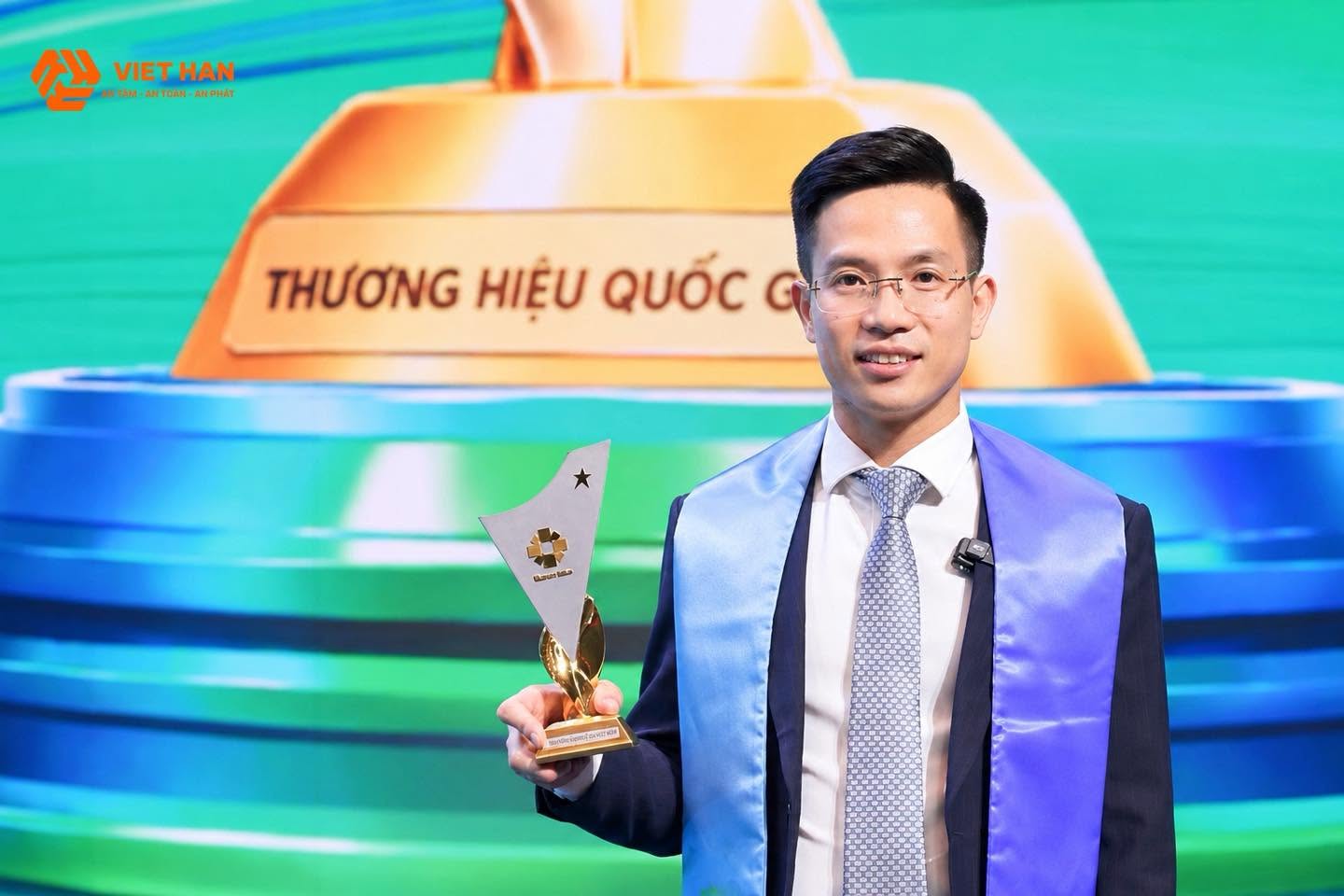 Chủ tịch HĐQT Công ty Cổ phần Sản xuất Công nghệ cao Việt Hàn tự hào đón nhận biểu trung thương hiệu quốc gia Việt Nam 2026
